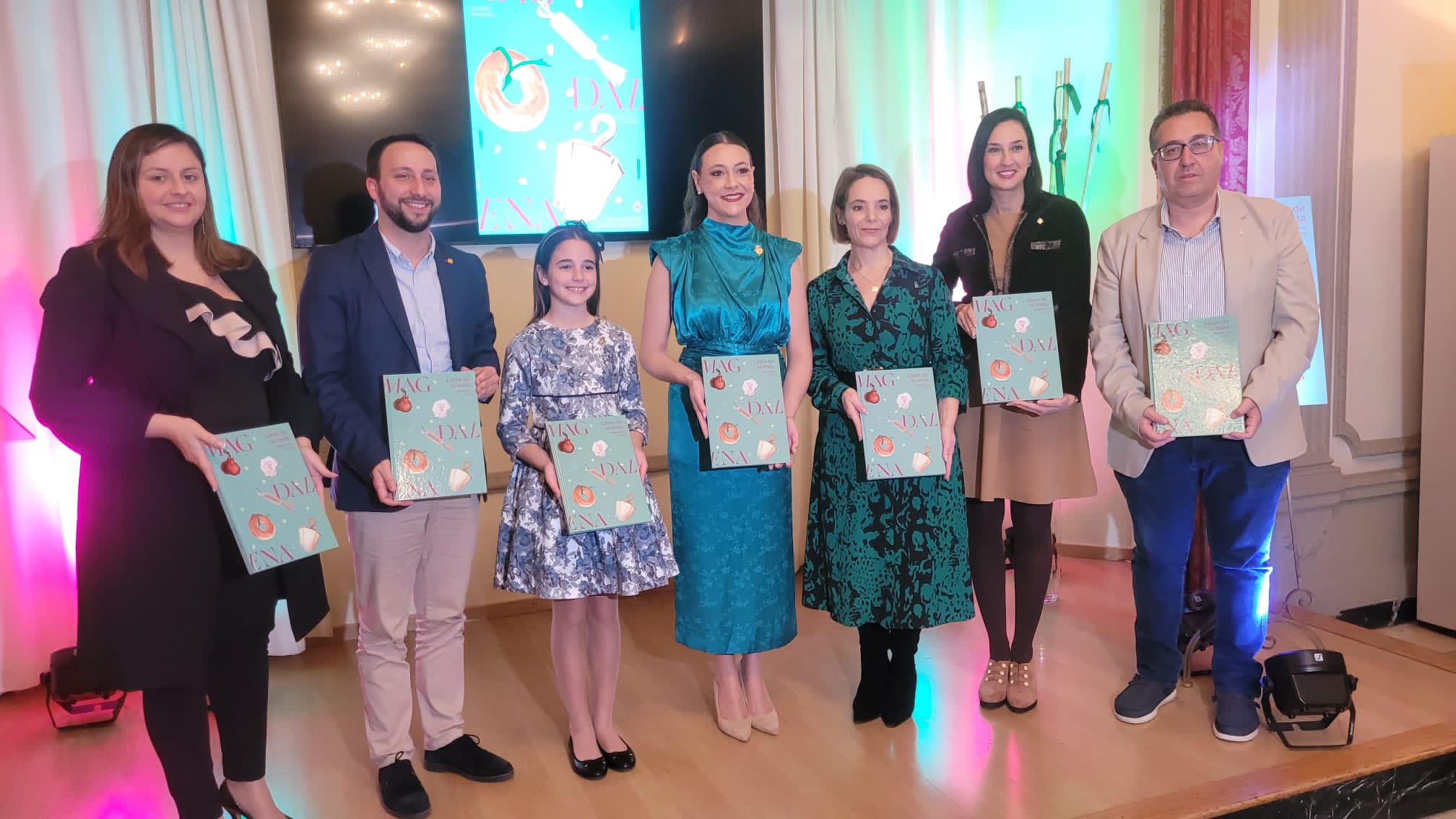 La regidora de Festes i les Reines, Paula Torres i Carla Ibáñez, presenten el “Llibre de la Festa 2025”